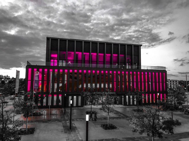 Farbe bekennen wie hier in Pink für den Weltmädchentag: Die Stadthalle Reutlingen engagiert sich für soziales Handeln , © Stadthalle Reutlingen
