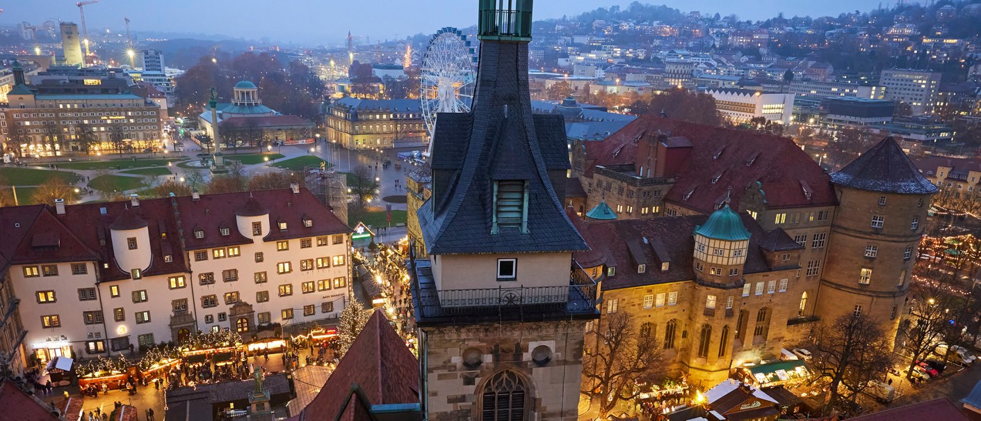 Blick auf den Schillerplatz und das Alte Schloss in Stuttgart bei Dämmerung. Der Weihnachtsmarkt ist beleuchtet, im Hintergrund ein Riesenrad., © Stuttgart Marketing GmbH Blick auf den Schillerplatz und das Alte Schloss in Stuttgart bei Dämmerung. Der Weihnachtsmarkt ist beleuchtet, im Hintergrund ein Riesenrad., © Stuttgart Marketing GmbH