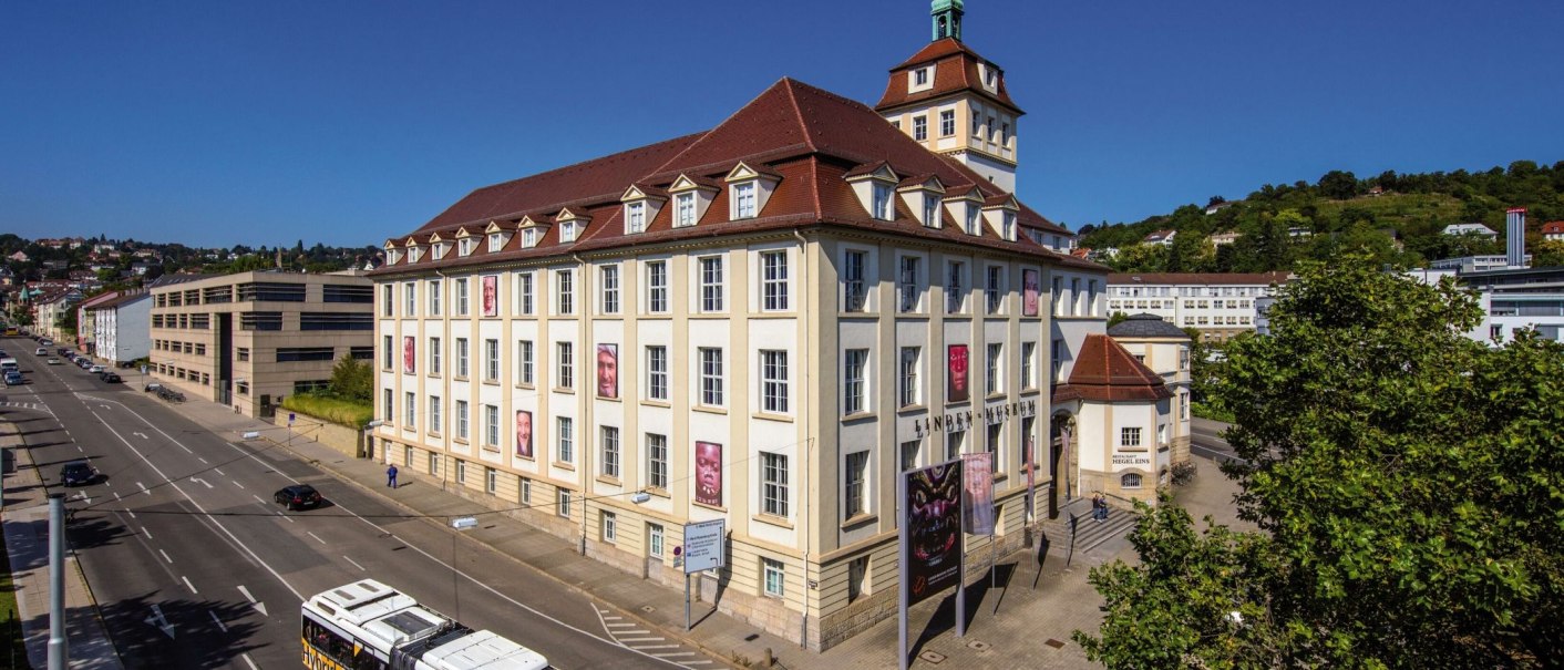 The Linden Museum in Stuttgart in sunny weather. A large, historic building with red roofs and numerous windows., © Stuttgart-Marketing GmbH Achim Mende